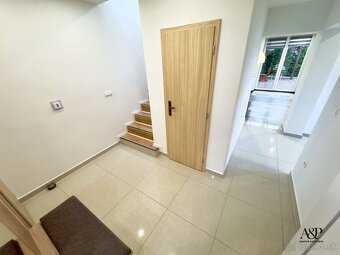 4 IZBOVÝ RODINNÝ DOM S BAZÉNOM, POZEMOK 783M2, RECA, okr. SE - 5