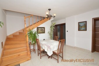 EXKLUZÍVNE - Predaj priestranného RD v starej časti Rajky - 5