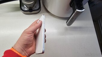 Samsung Galaxy Alpha - starší retro mobil - 5