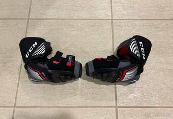 Predám hokejovú výstroj CCM ramená, lakte, nohavice, holene - 5