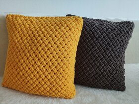 Predám pletený vankúš - horčicový (žltý) & hnedý & šedý - 5