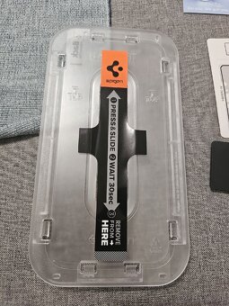 Spigen Glas.tR EZ Fit - Nové sklo na iPhone 14 Pro - 5
