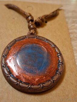 Drevené prívesky zo zivice - 5