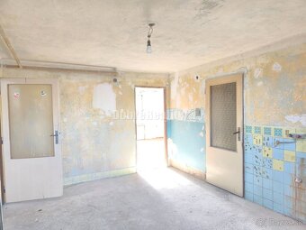 Priestranný ,slnečný rodinný dom v pôvodnom stave , vhodný n - 5