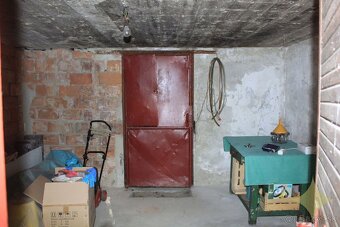 Murovaná chata s elektrinou a úžitkovou vodou na okraji obce - 5