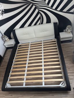 Posteľ, nočné stolíky, nočné lampy - 5