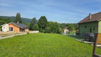 SLNEčNÝ STAVEBNý POZEMOK POD LESOM 1080M2 - 5