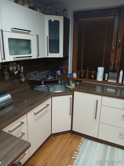 Používaná kuchyňa so spotrebičmi a jedálenským stolom - 5