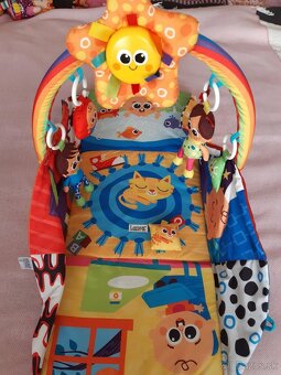 LAMAZE - hracia podložka Pyramída - 5