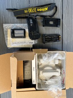 Nikon D700 + battery pack Nikon MB D10 - 5