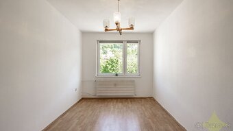 Exkluzívne na predaj priestranný čiastočne prerobený 3 izbov - 5