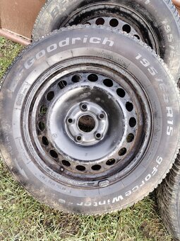 Mám na predaj zimné pneumatiky 5x112 R15 - 5