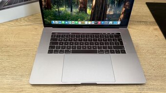 Apple MacBook Pro 15" Retina Touch Bar 2019 - 5
