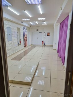 Odstúpim zabehnutý svadobný salón v centre Lučenca - 5