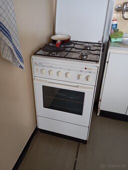 Darujem za odvoz gauč s kreslami, sporák, kuchynská linka - 5