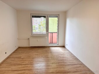 Prenájom- veľký 2i byt s balkónom B. Nemcovej, N. Zámky - 5