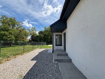 Rodinný dom s krásnym slnečným pozemkom o výmere 950 m2 v Bá - 5
