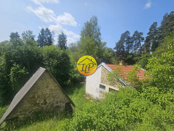 Pozemok 5656 m2 so starým domom na predaj v meste SNV. - 5