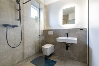NA PREDAJ MODERNÝ 5i podpivničený RD s veľkou terasou Trnkov - 5