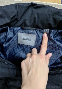 Guess cierna zlata a sivo cierna logovana zimna bunda - 5