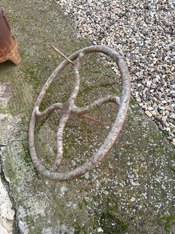 Predám staré liatinové koleso na studňu - 5