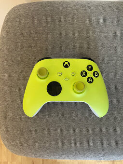 5 HIER + XBOX ONE X 4K + NOVÝ OVLÁDAČ + NABÍJAČKA NA BATERKY - 5