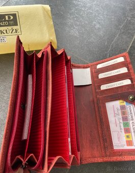 Dámska kožená peňaženka, s ornamentom v červenej farbe. - 5