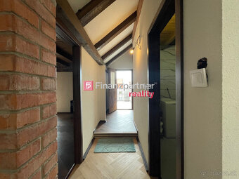 Nadštandartný podkrovný app byt s vytahom na Hlavnej ulici ( - 5