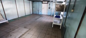 Výborná poloha, priestor na prenájom priamo na stanici - 5