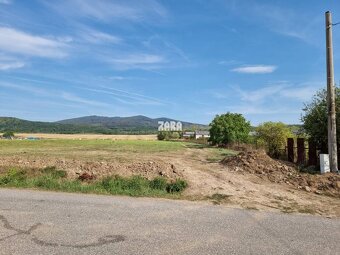 Priestranný stavebný pozemok 773 m² v obci Svinica, Košice - - 5