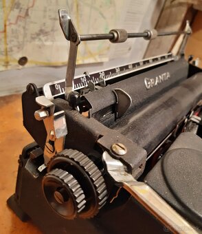 Funkční psací stroj GRANTA Model 90 z roku 1943 - 5