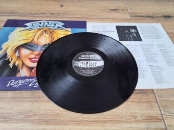 Lp SINNER - Dangerous CHarm / NM - 5
