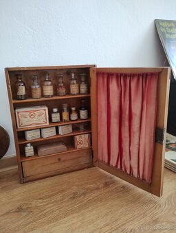 Poklady a nálezy z pody, starožitnosti, retro, šperky, hudb - 5