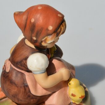 Hummel starožitná porcelánová soška - Dievčatko s kuriatkami - 5