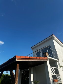 Moderný 3-izbový dom s veľkým pozemkom, bazénom a hosťovským - 5