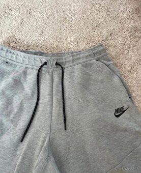 Šedé tepláky značky Nike Tech Fleece - 5