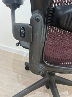 Herman Miller Aeron - 5