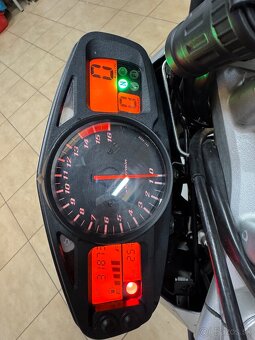 Suzuki GSR 600 - 5