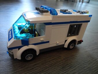 LEGO Policajné auto – „Preprava väzňa" - 5