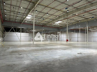 Na prenájom vykurovaný sklad s výmerou 8.600 m2 s administra - 5