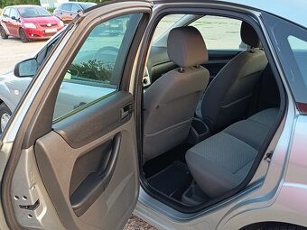 Predám 5dv. Ford Focus 1,6i r.v.2005 74kW - 5