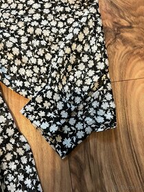 Dámska čiernobiela kvetovaná oversize blúzka značky H&M - 5
