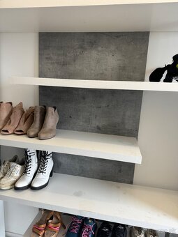 Predám moderný botník / policovú skrinku - 5