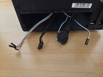 Predám PC skrinku SilverStone SG13 (čierna) - 5