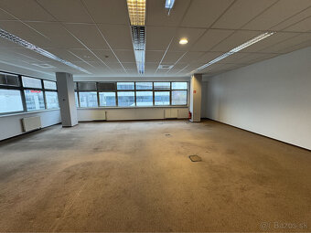 Prenájom kancelárskeho priestoru 380m² na ulici Galvaniho v  - 5