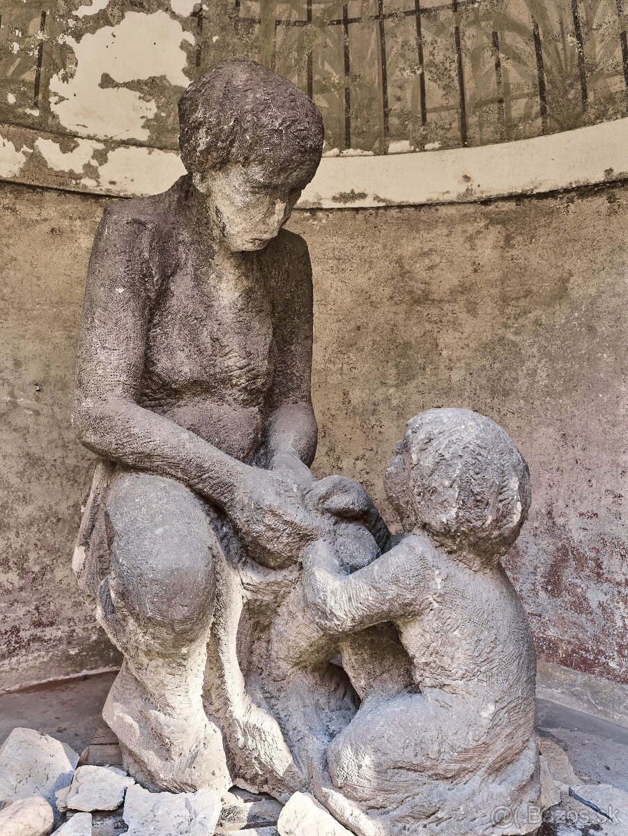 Obrie pieskovcové súsošie „Matka s dieťaťom” z obdobia prvej - 6