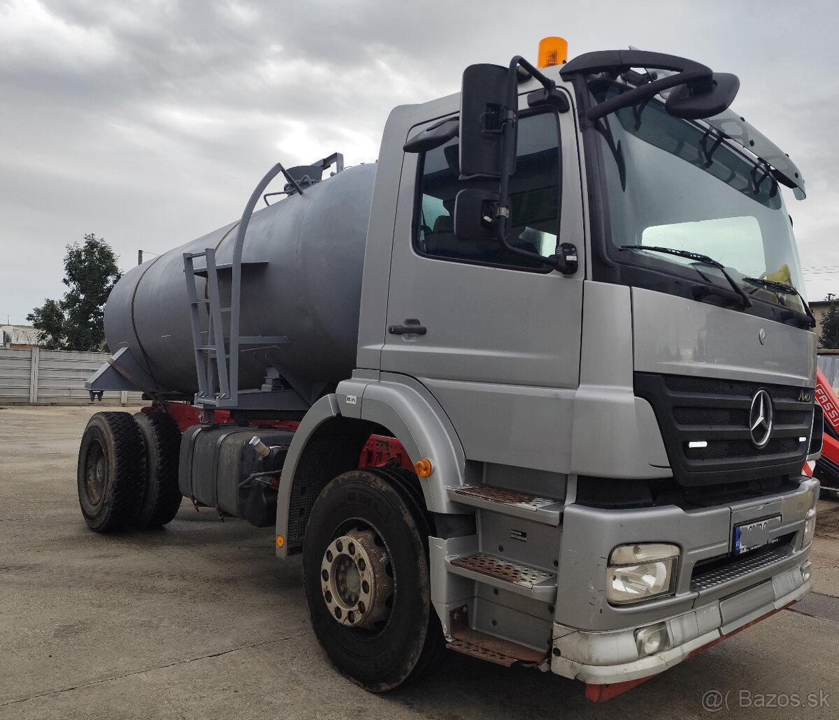 Predám MB AXOR E4 4x2 s cisternou, výborný stav - 6