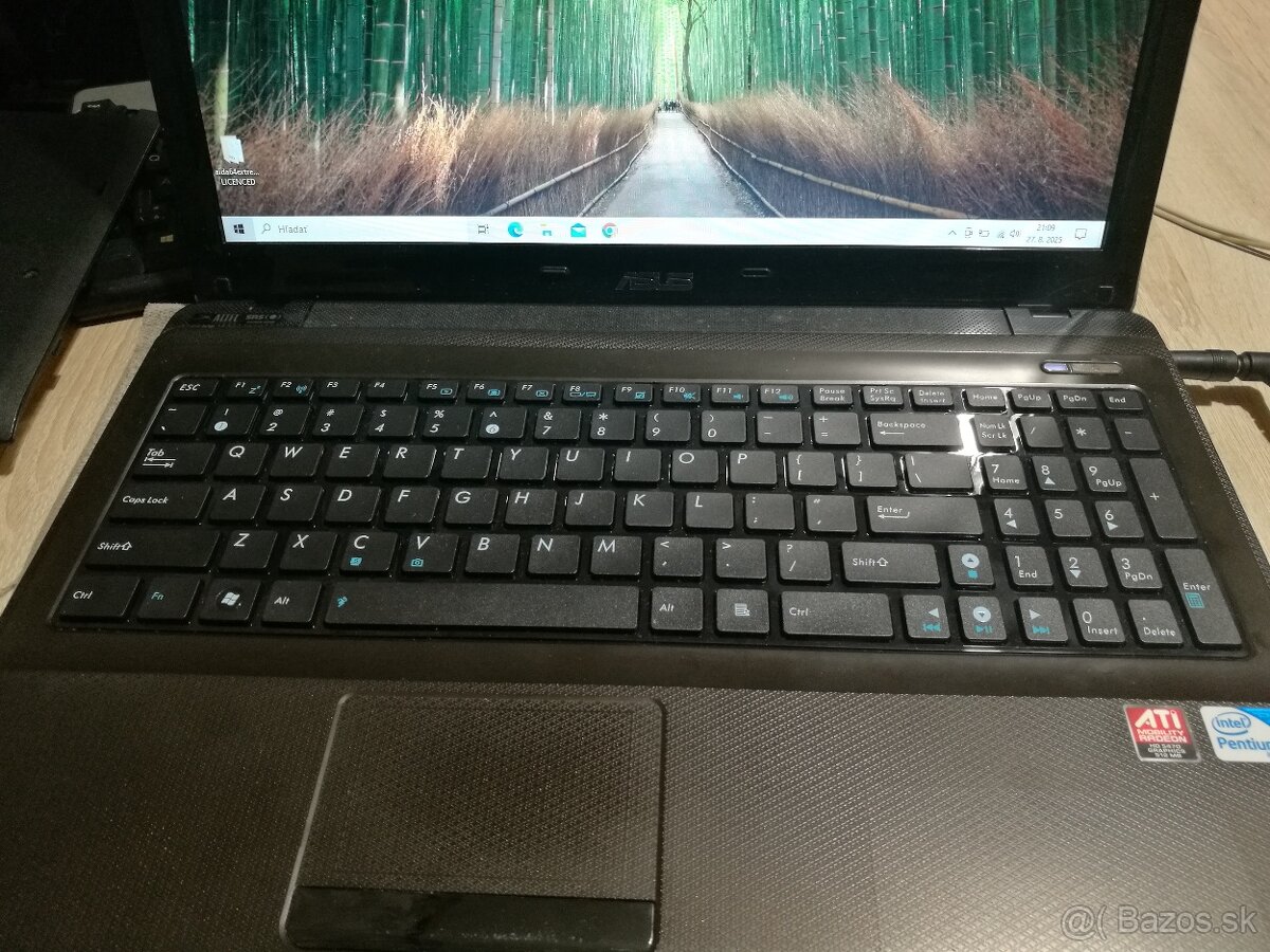 Asus X52. Intel i5. 320 GB. 15,6". 6 GB RAM.Nová klávesnica - 6