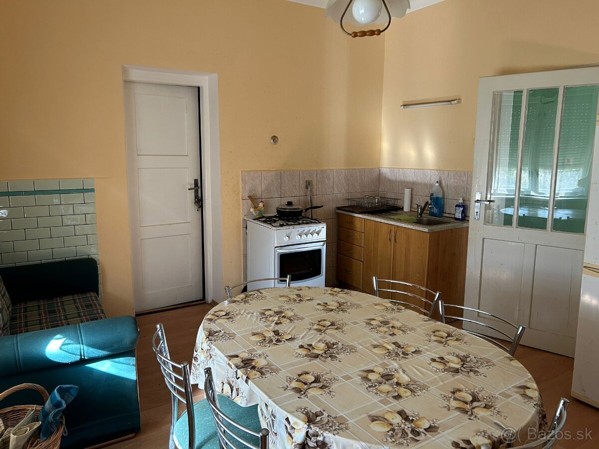 NA PREDAJ: Slnečný rodinný dom s veľkou záhradou v pokojnej - 6