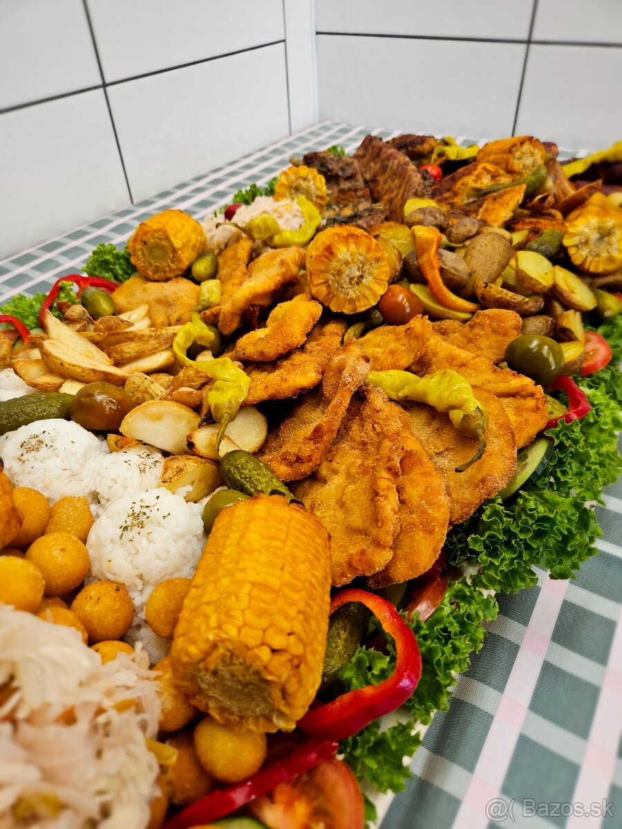 Pláto s rôznymi dobrotami a pečené prasiatko - 6